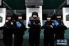 1月9日，青海省果洛藏族自治州公安局特警支队直属女子中队的队员在射击训练馆合影。新华社记者 张龙 摄