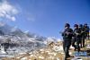 1月9日，青海省果洛藏族自治州公安局特警支队直属女子中队的队员们在阿尼玛卿山脚下参加高原野外适应性训练。新华社记者 张龙 摄