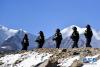 1月9日，青海省果洛藏族自治州公安局特警支队直属女子中队的队员们在阿尼玛卿山脚下参加高原野外适应性训练。新华社记者 张龙 摄
