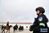 1月9日，青海省果洛藏族自治州公安局特警支队直属女子中队的队员观摩骑马执勤训练。新华社记者 张龙 摄