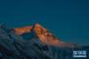 落日余晖洒在珠峰上（2020年4月22日摄）。新华社记者 孙非 摄