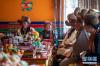 1月14日，在位于嘎吉林村安置点的新家中，村民们身着盛装共度日喀则藏历农家新年。