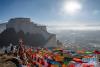 西藏日喀则市桑珠孜区藏族群众在山上悬挂五彩经幡（1月15日摄）。新华社记者 孙非 摄