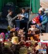 西藏日喀则市定日县扎西宗乡的年货市场上，当地群众在选购商品（2020年1月20日摄）。新华社记者 孙非 摄