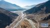 这是拉萨至那曲间的交通线路（1月28日摄，无人机照片）。从左到右依次为109国道、青藏铁路、高等级公路、乡村公路。新华社记者 晋美多吉 摄