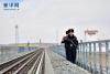 2月5日，沱沱河站派出所巡线民警在青藏铁路沱沱河大桥巡查。新华社记者 张龙 摄