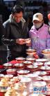 2月9日，顾客在选购银碗。新华社记者 晋美多吉 摄
