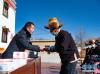 2月9日，西藏自治区供销合作社社有企业——西藏领峰田舍益家公司负责人赵全（左一）给当地群众发放分红。新华社记者 普布扎西 摄