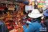 顾客在拉萨市八廓商城采购年货（2月5日摄）。新华社记者 张兆基 摄
