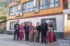 在西藏林芝市墨脱县，张淳焕一家人在自家的新房前合影（2月11日摄）。新华社记者 孙非 摄