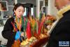 2月12日，在位于西藏自治区山南市乃东区的家中，格央（左）吃切玛，庆祝藏历新年。新华社记者 刘金海 摄