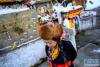 2月12日，在西藏自治区山南市乃东区泽当镇，格央和父母一起，在藏历新年第一天转山祈福。这是格央在等待取“吉祥水”。新华社记者 刘金海 摄