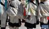 藏北当雄县几名男子的羊皮袍子上的美丽花纹（2月12日摄）新华社记者 觉果 摄