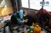 2月15日，在四川省若尔盖县黑河牧场，旦珍如让在暖棚里照顾7个月大的表妹洪波措。