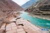在西藏昌都市芒康县纳西民族乡拍摄的古盐田（2月18日摄，无人机照片）。新华社记者 孙非 摄