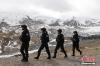 2月23日，青海省果洛藏族自治州公安局特警支队直属女子中队的队员们在阿尼玛卿山脚下进行高原野外适应性训练。