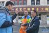 陈千（右）和林芝市菜篮子工程惠民直销店的工作人员讨论蔬菜销售情况（2月25日摄）。新华社记者 晋美多吉 摄