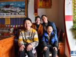西藏林芝：盛开在蔬菜大棚里的“民族团结之花”