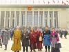 全国政协十三届四次会议开幕会后，西藏自治区全国政协委员在会场外合影留念。记者　李洲　特约记者　旦增赤列　摄