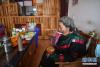3月14日，来自多彩乡的85岁老人格沙永玛在幸福敬老院居室内吃午餐。