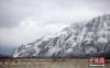 3月14日，西藏自治区拉萨市迎来降雪。据西藏气象部门称，此次降雪过程将有效增加农田墒情，降低森林火险气象等级、净化空气。图为雪后的拉鲁湿地。 中新社发 贡嘎来松 摄