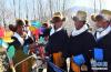 3月16日，拉萨市达孜区塔杰乡农民向拖拉机手敬献青稞酒。