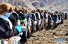 3月16日，西藏拉萨市达孜区塔杰乡妇女在播撒种子。新华社记者 觉果 摄