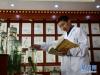 3月16日，在果洛藏族自治州职业技术学校，2020级藏医医疗与藏药专业学生华旦在草药标本馆内辨认药材。新华社记者 张龙 摄