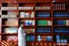 3月16日，在果洛藏族自治州职业技术学校，2020级藏医医疗与藏药专业学生德吉在借阅书籍。新华社记者 张龙 摄
