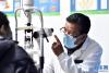 3月24日，西藏拉萨光明眼科康复诊疗院医生对白内障患者进行检查。新华社记者 觉果 摄