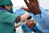 3月24日，西藏拉萨光明眼科康复诊疗院医生在给白内障患者实施手术。新华社记者 觉果 摄