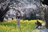 3月27日，游客在林芝市嘎拉村欣赏桃花时留影。新华社记者 孙瑞博 摄