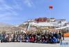  3月28日，群众在布达拉宫广场上合影留念，庆祝西藏百万农奴解放纪念日。新华社记者 晋美多吉 摄
