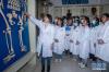 西藏藏医药大学藏医系现代医学教研室宗咏花老师在讲解人体骨骼构造（3月23日摄）。