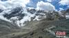 资料图为游客在洛堆峰游玩。（无人机拍摄） 中新社发 贡嘎来松 摄
