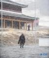 这是4月19日在青海省果洛藏族自治州甘德县拍摄的雪中行走的村民。新华社记者 张曼怡 摄