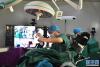 4月19日，拉萨市人民医院骨科医生在北京积水潭医院专家远程指导下使用骨科机器人开展骨科手术。新华社记者 孙瑞博 摄