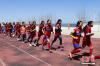 青海湖民族寄宿制学校的足球场上，女子足球队的队员们正在进行跑步热身。中新社记者 马铭言 摄