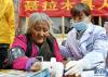 4月20日，山东省烟台市第五批援藏医疗队成员崔雯（右）为亚来乡欧热村村民测量血压。新华社记者 张汝锋 摄