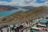 图为4月26日，羊卓雍措观景台吸引众多游人。（无人机拍摄） 　 中新社发 贡嘎来松　摄 
