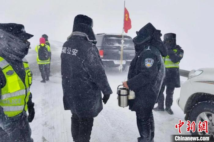 强降雪后，西藏安多县警方在国道109线唐古拉山段开展除雪保通工作。　安多县公安局 供图 摄