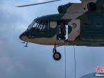 西藏高原女兵首次完成直升机武装机降