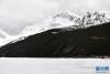一阵强风掠过萨普雪山脚下的冰湖时卷起湖面的薄冰（5月4日摄）。新华社记者 孙瑞博 摄
