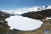 这是5月4日拍摄的萨普雪山和雪山脚下的冰湖（无人机照片）。新华社记者 孙瑞博 摄
