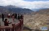 游客在观景平台眺望壮观的怒江72道拐（5月3日摄）