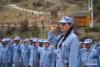 在青海省果洛藏族自治州班玛县的红军墓前，甘德县委党校的三智卓玛带领学员重温入党誓词（4月23日摄）。新华社记者 张曼怡 摄