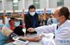 5月12日，一名年过60岁的吴姓老人（左一）在检查身体，准备接种新冠疫苗。新华社记者 觉果 摄