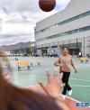 拉增在西藏大学操场打篮球（5月7日摄）。新华社记者 晋美多吉 摄