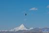 5月16日，在西藏仲巴县里孜口岸附近，一只斑头雁从空中飞过。新华社记者 孙瑞博 摄