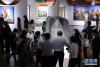 5月21日，在北京炎黄艺术馆展厅，观众在欣赏展品。金立旺 摄